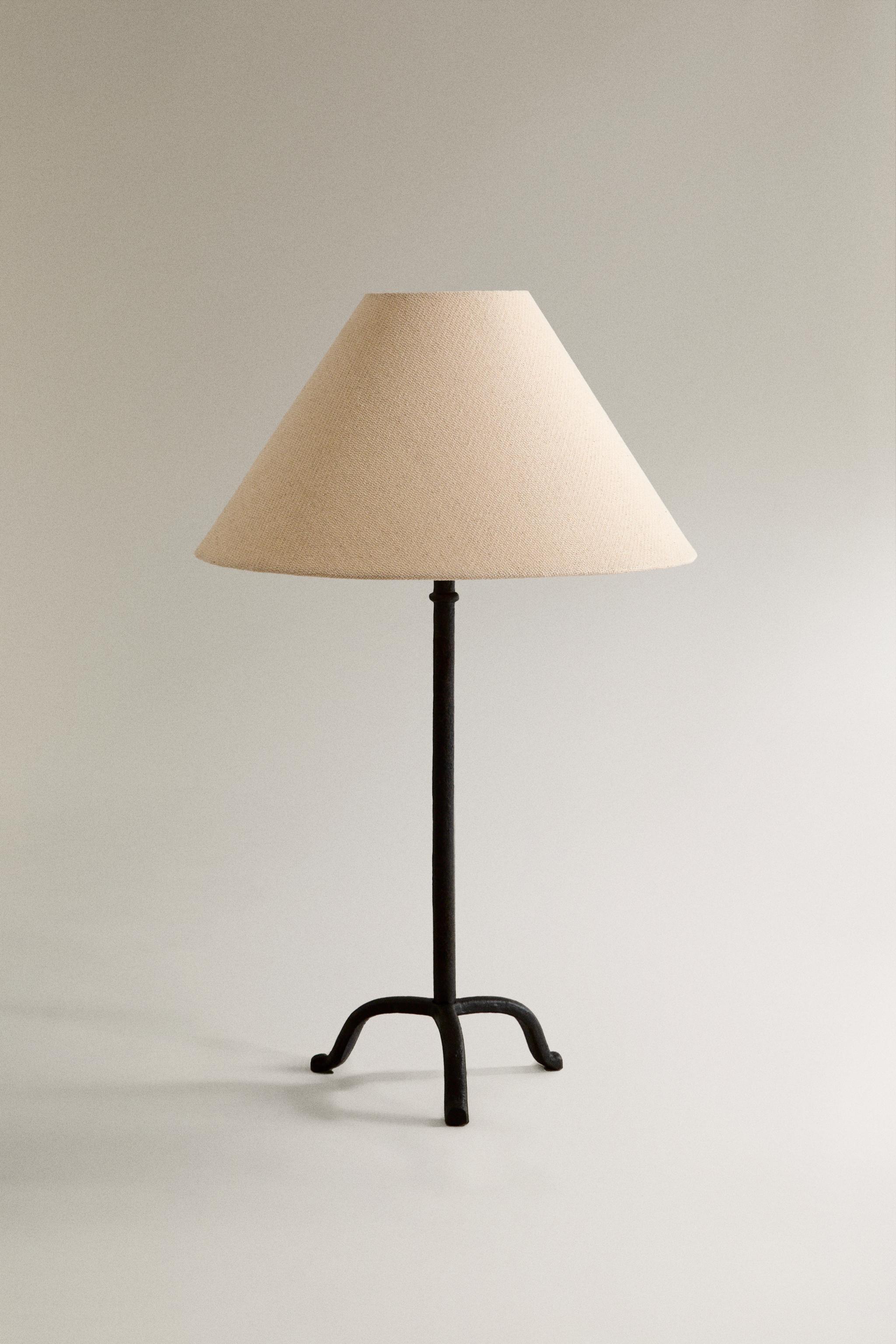 TRIPOD BASE TABLE LAMP